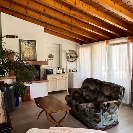 Δωμάτια σε οικογενειακή κατοικία Acero Rosso